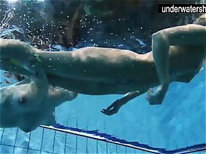 2 stunning amateurs demonstrating their bods off under water